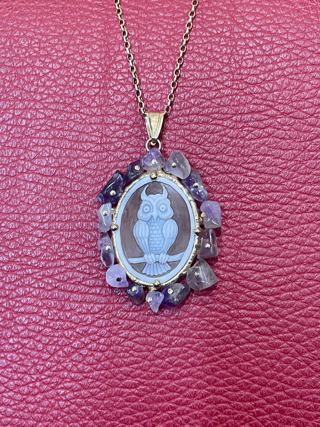 un ciondolo con il gufo e ametista