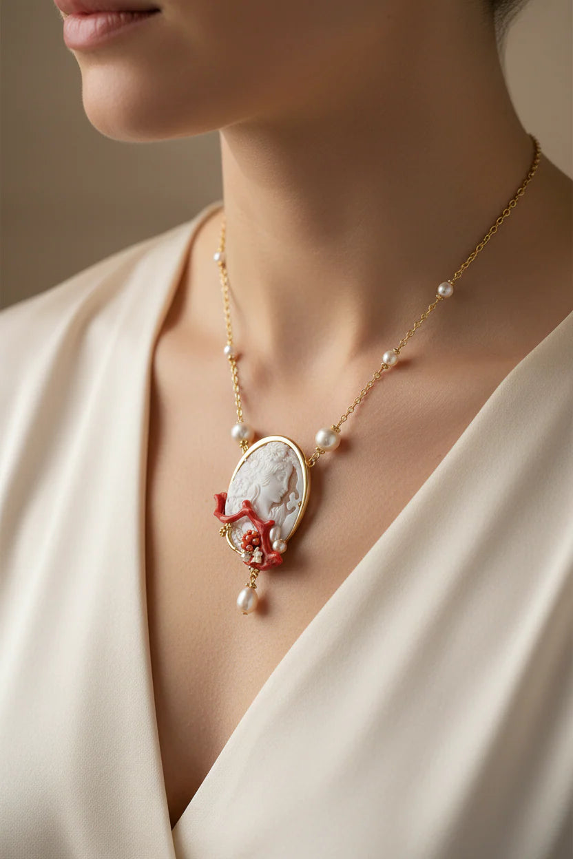 Collana con perla barocca pendente in argento placcata oro