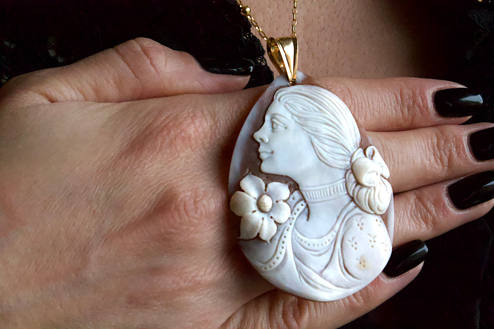 cammeo-donna con fiocco-argento-conchiglia