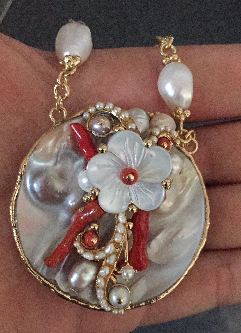 collana-madreperla-con-fiore-di-madreperla-corallo-pulcinella