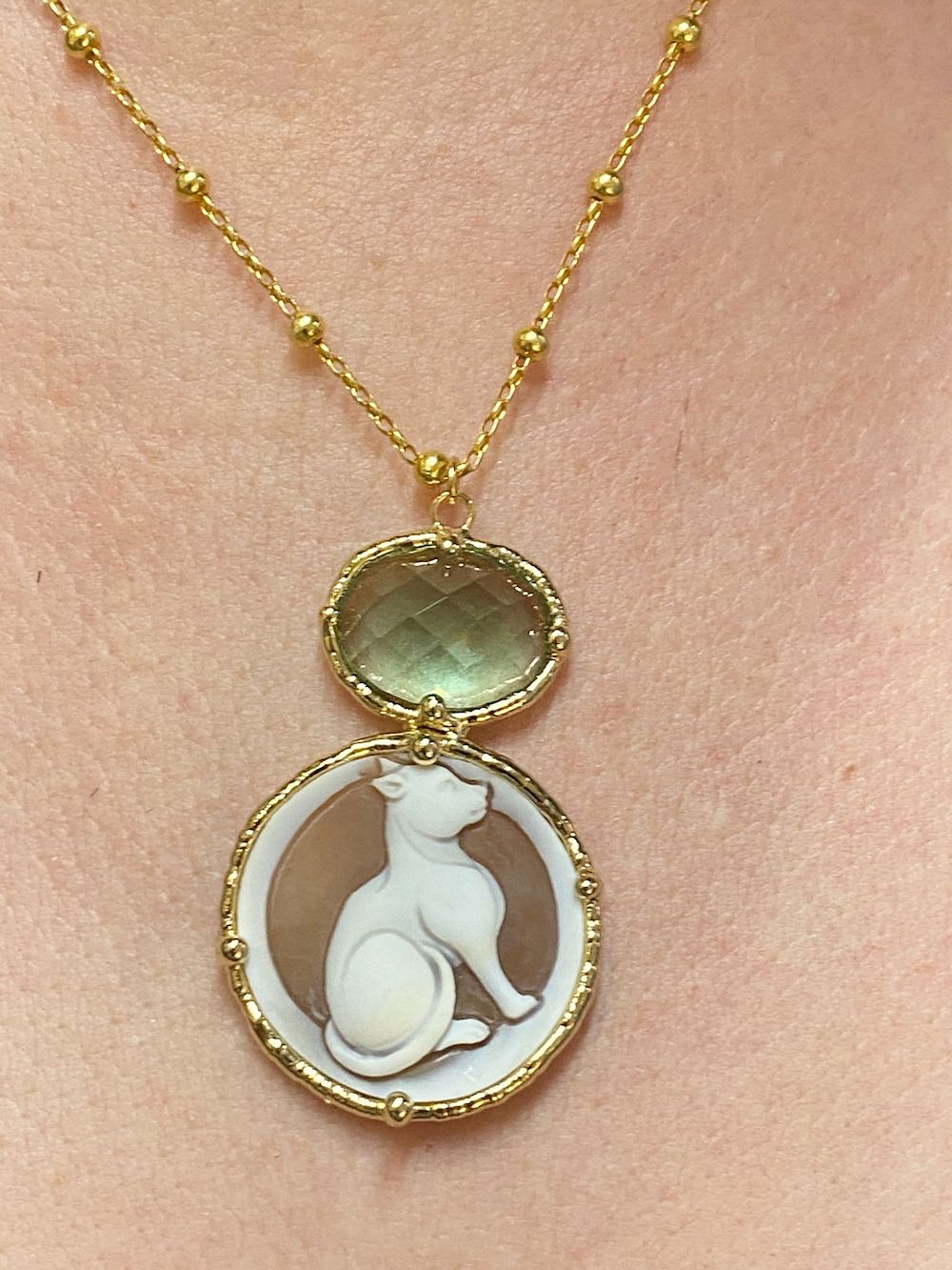 ciondolo-artigianale-donna-argento-cammeo-di-conchiglia-gatto-inciso-pietra-dura-verde
