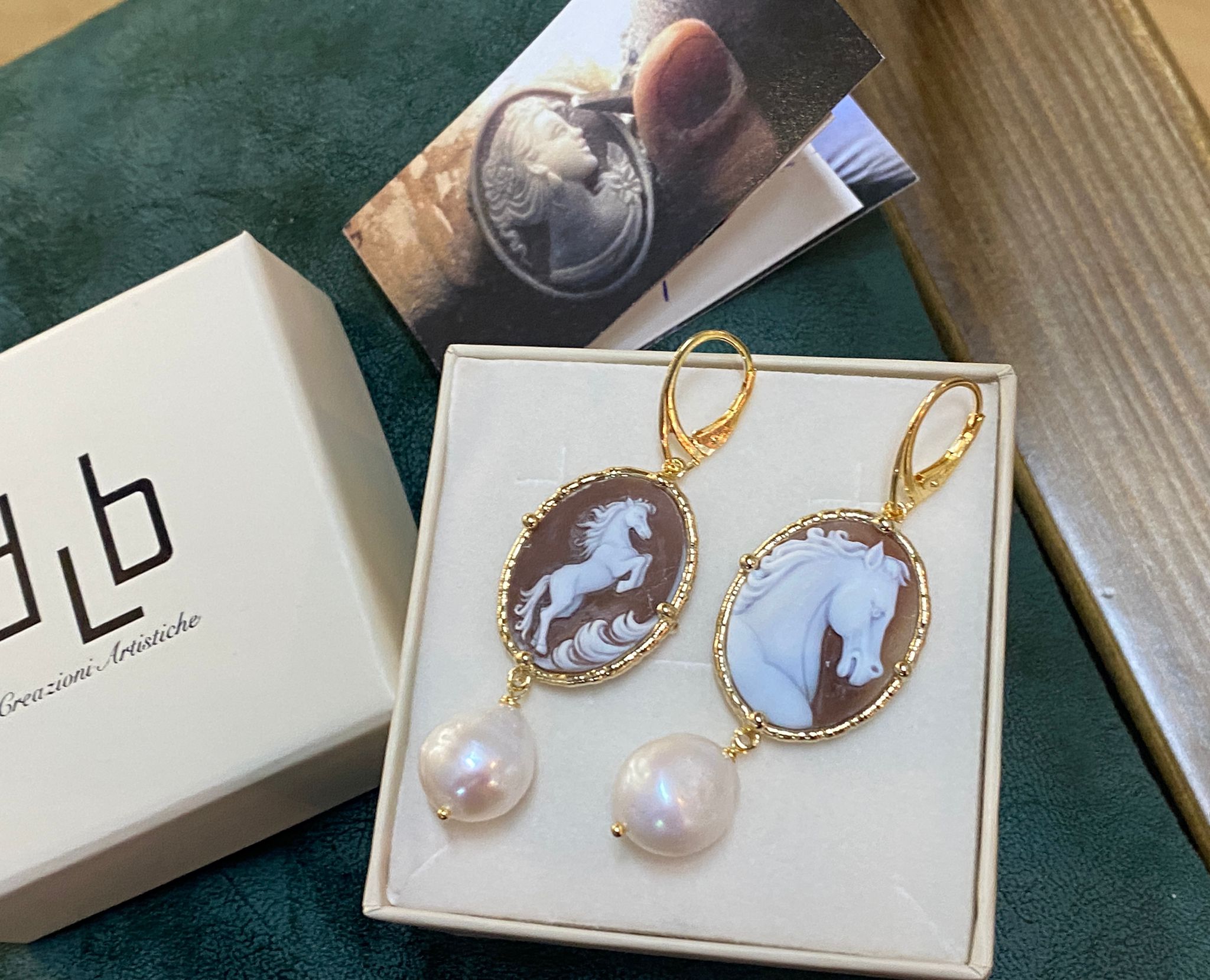 orecchini-artigianali-donna-argento-cammeo-di-conchiglia-cavallo-inciso-perle