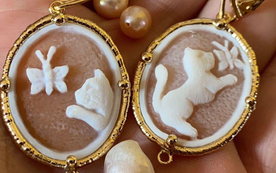 orecchini-cammeo-gatto-farfalla