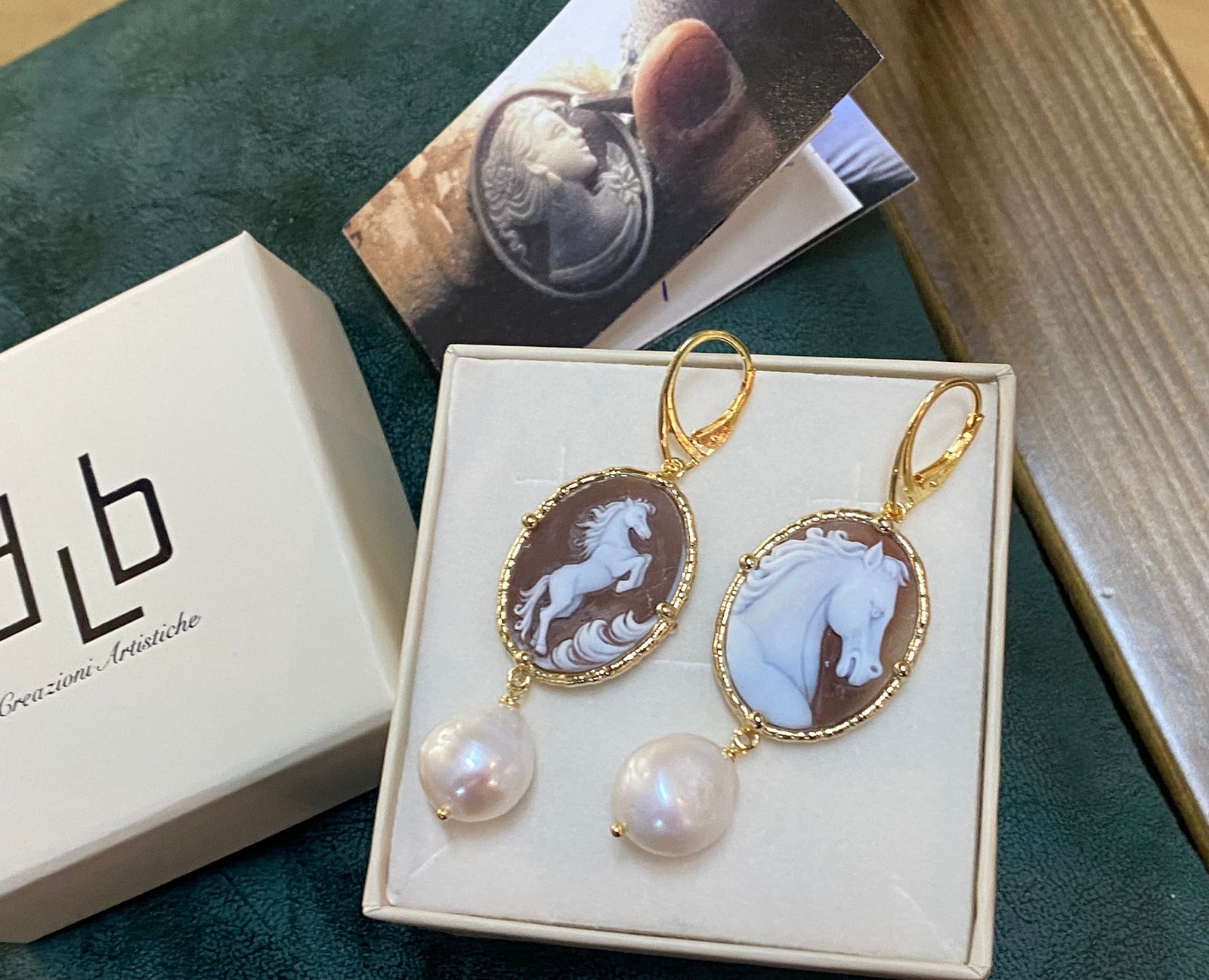 orecchini-artigianali-donna-argento-cammeo-di-conchiglia-cavallo-inciso-perle