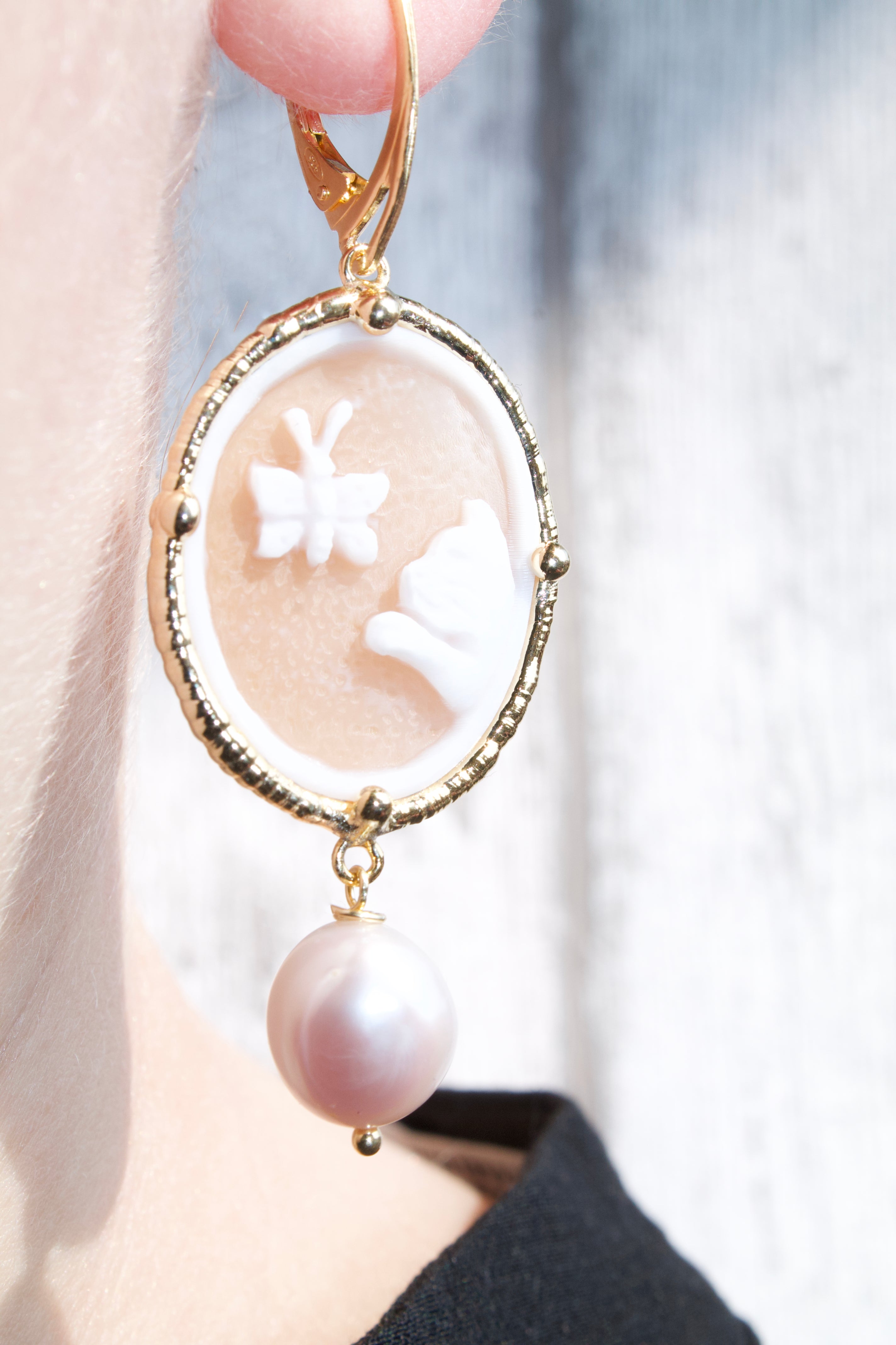 orecchini-cammeo-gatto-farfalla