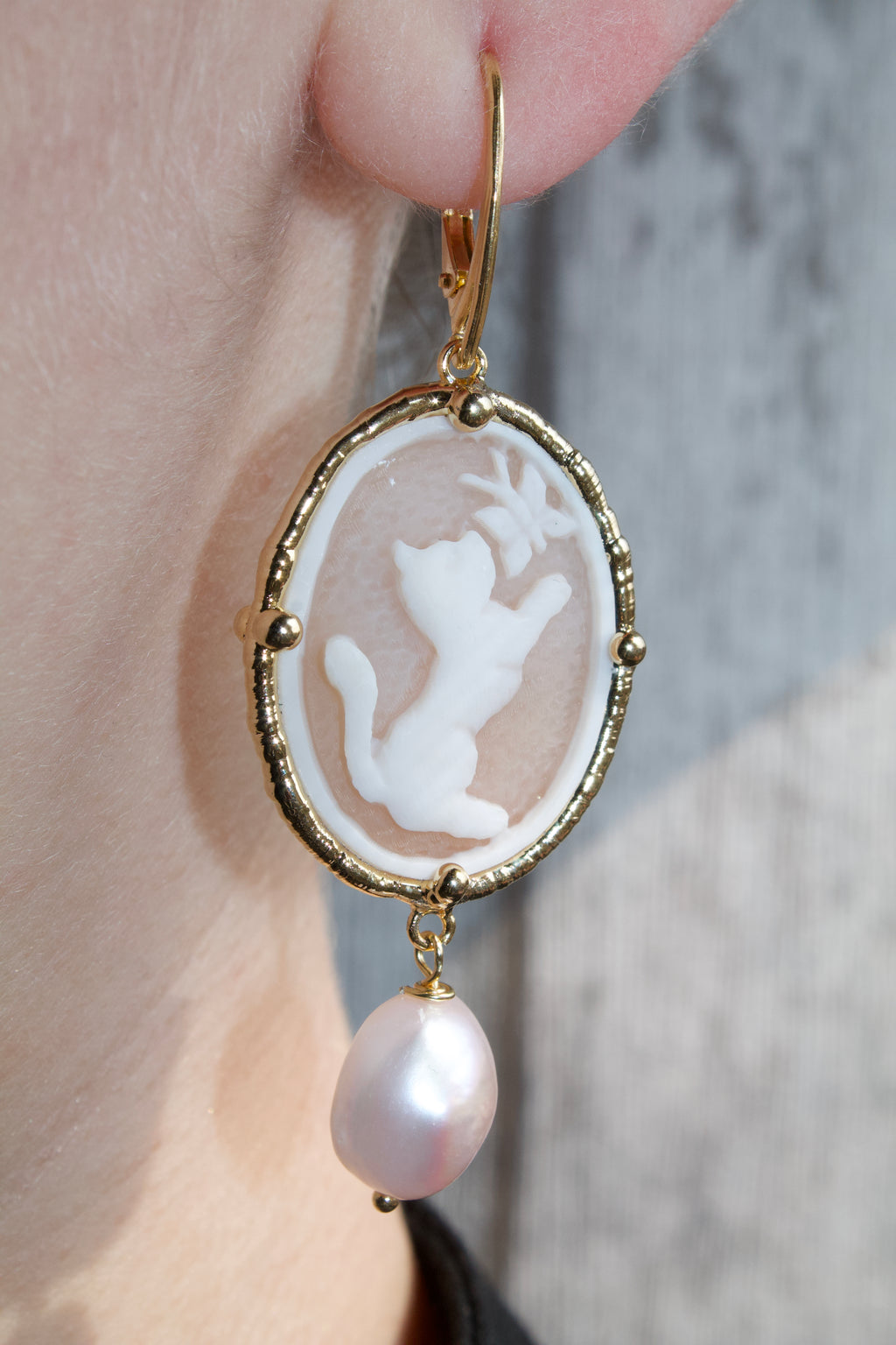 orecchini-cammeo-gatto-farlfalla-perla