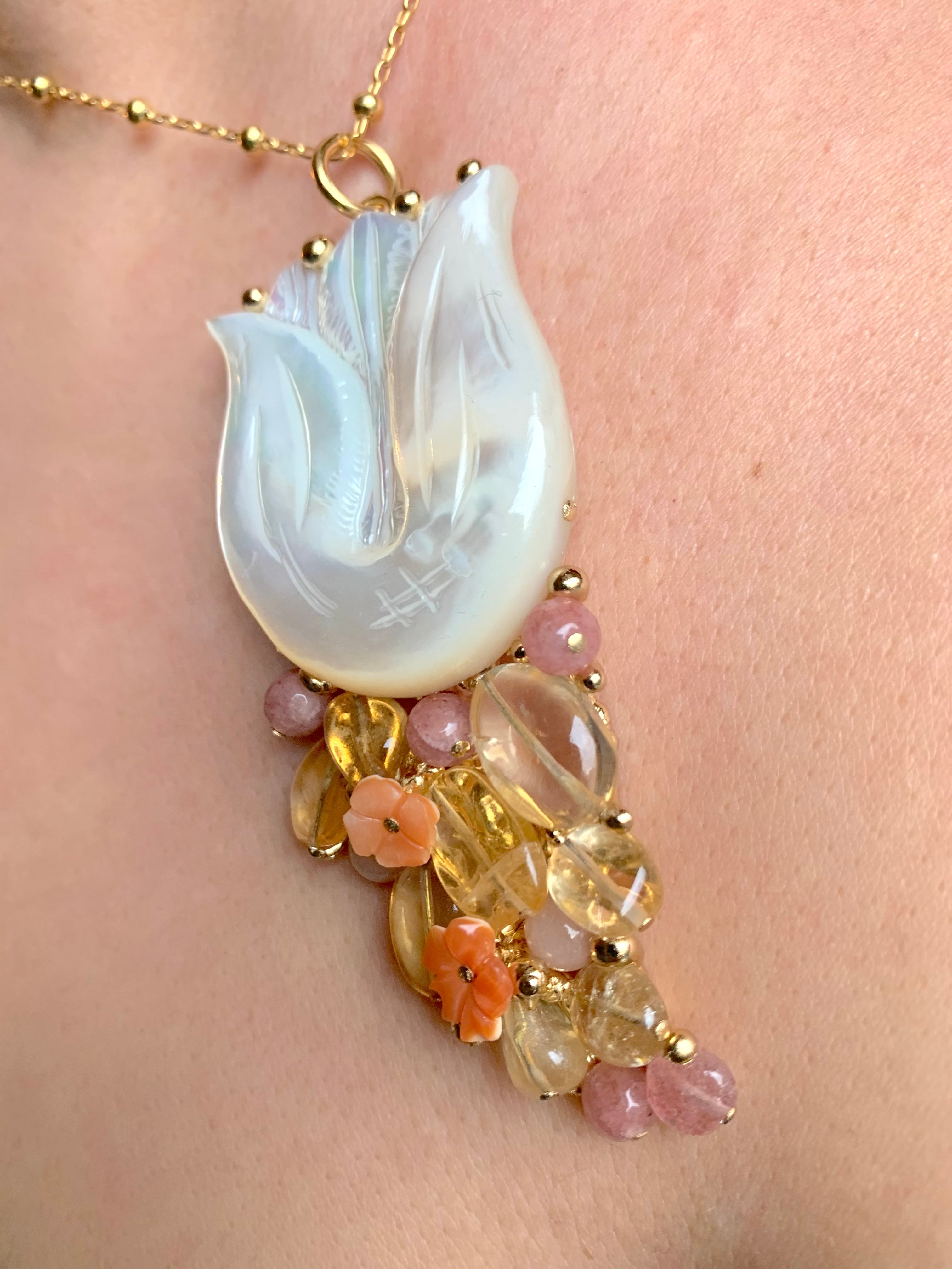 madreperla-fiori di conchiglia-argento-tulipano-tulipano colorato-pietre